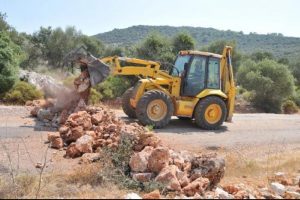 Kamulaştırma yapılmayınca k&ouml;y yolunu kapattılar
