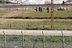Ka&ccedil;ak&ccedil;ılar mazot bidonlarını yaktı: 1 asker yaralı