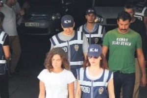Sanat&ccedil;ılara operasyon anayasayı değiştirtti