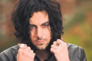 &Uuml;nl&uuml; m&uuml;zik grubunun solisti g&ouml;zetim altında!
