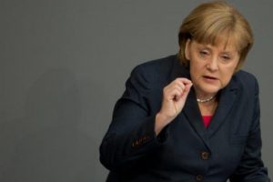 Merkel g&ouml;revi bırakacağı iddialarını yalanladı