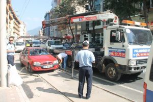 Bursa'da tramvay hattına park edilen ara&ccedil;lar &ccedil;ekildi