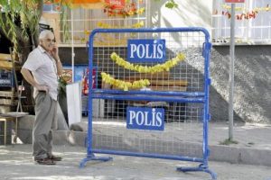 Polis barikatında kurutmalık biber