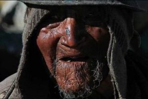 D&uuml;nyanın en yaşlı insanı ama baston kullanmıyor