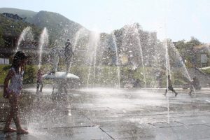 Bursalı &ccedil;ocuklar s&uuml;s havuzlarında serinledi