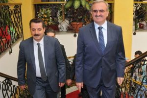 Bakan &Ccedil;elik'ten yeni valiye ziyaret