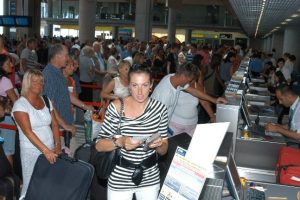Turistin y&uuml;k&uuml;n&uuml; havalimanları &ccedil;ekiyor