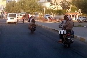 Motosiklet &uuml;zerinde tehlikeli yolculuk