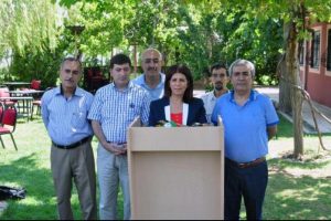 K&uuml;rtlere saldırılara Diyarbakır'da kınama