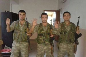Mehmet&ccedil;ik'ten "Rabia" pozu