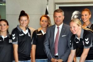 Beşiktaş'ta yeni voleybolculara toplu imza t&ouml;reni yapıldı