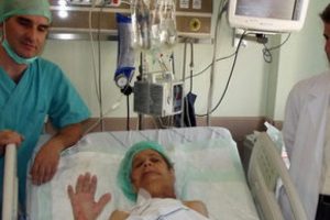 Kafasından b&uuml;y&uuml;k guatr &ccedil;ıkarıldı!
