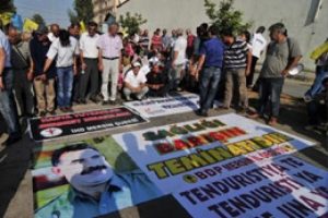 Cezaevi &ouml;n&uuml;nde kapı krizi