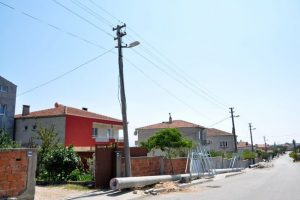 Mudanya'da elektrik direkleri yenileniyor