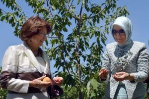 First Ladyler K&ouml;şk bah&ccedil;esini gezdi