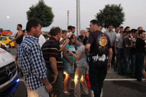 Yarasını unutup, eşinin kurtarılmasını bekledi