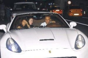 G&ouml;khan T&ouml;re ve kızlar Ferrari'ye sığmadı