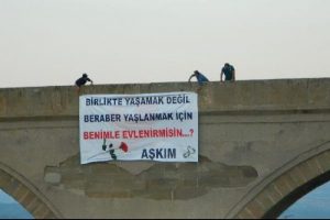 Tarihi k&ouml;pr&uuml;de pankartlı evlenme teklifi
