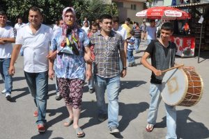 Haber yaptığı k&ouml;yden kız alınca başına bakın ne geldi?