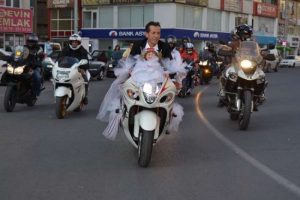 B&ouml;yle olur motorsiklet&ccedil;inin d&uuml;ğ&uuml;n konvoyu
