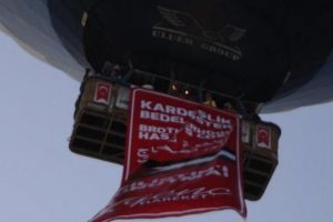 Balonlar mazlumlar i&ccedil;in Rabia pankartıyla havalandı