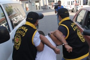 Gazetecilere kızdı, arabaya kafa attı!