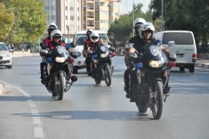 Motosikletli kapka&ccedil;&ccedil;ı Yunus'lardan ka&ccedil;amadı