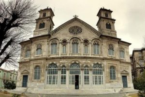Kilise hisse kaybetmemek i&ccedil;in arazi satacak