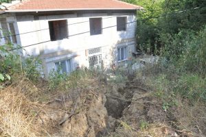 Bursa'da korkutan heyelan! 6 ev tehdit altında