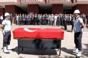 Vali yardımcısı Bulut i&ccedil;in, Bakanlık &ouml;n&uuml;nde t&ouml;ren