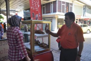 Simit satarak 5 &ccedil;ocuğuna bakıyor