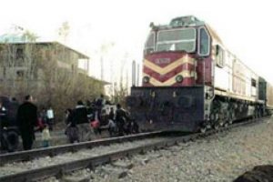 Tren, otomobili 100 metre s&uuml;r&uuml;kledi: 2 &ouml;l&uuml;