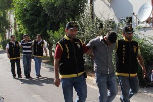 Gurbet&ccedil;inin &ccedil;antasını uyurken &ccedil;alan hırsız tutuklandı