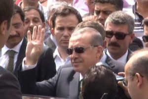 Erdoğan'dan namaz &ccedil;ıkışı Rabia selamı