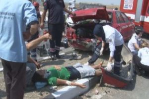 Kaza sonrası can pazarı: 1 &ouml;l&uuml; 9 yaralı