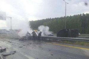 Kontrolden &ccedil;ıkan tır alev alev yandı