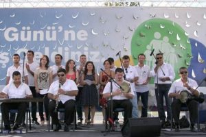 Fabrikasının kapılarını &ccedil;alışanlarının ailelerine a&ccedil;tı