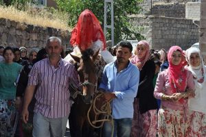 Şehirde yaşıyorlar ama k&ouml;y d&uuml;ğ&uuml;n&uuml;nden vazge&ccedil;miyorlar