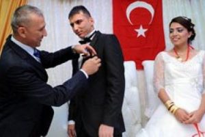 Komutanlar "Gazi" d&uuml;ğ&uuml;n&uuml;n&uuml; renklendirdi