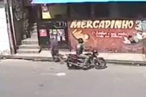 Kapıdan giren hırsızı camdan fırlattı