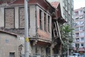 Tarihi bina yıkılmak &uuml;zere