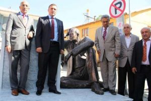 &Uuml;nl&uuml; şairin heykeli dikildi
