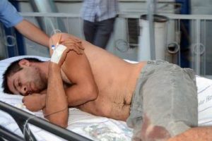 Karısını bı&ccedil;aklayan kocaya lin&ccedil; girişimi