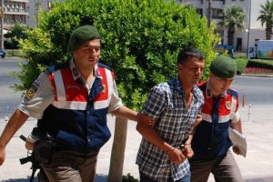 &Ouml;nce darp etti, sonra baltayla elini kesti