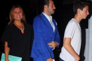 Engincan mavi pantolonuyla yine g&uuml;ndemde