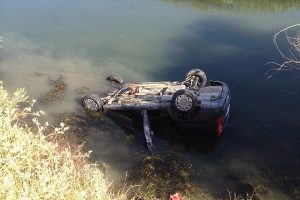 Otomobil dereye u&ccedil;tu, 2 kişi boğuldu