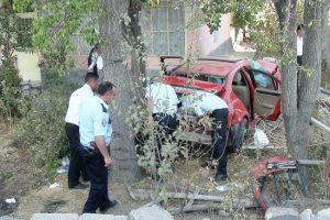 Otomobil evin bah&ccedil;esine u&ccedil;tu:  4 yaralı