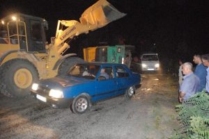Seyir halindeyken damperi kalkan kamyon yola devrildi