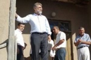Bakan 50 yıl sonra doğduğu eve girdi