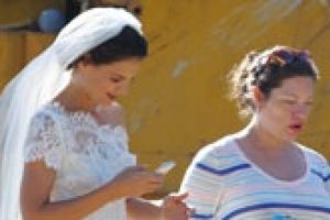 Katie Holmes gelinlik giydi